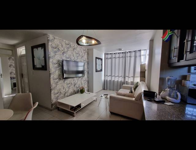 2 BEDROOM FLAT TO LET IN ESSENWOOD